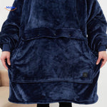 pull chauffant bleu avec capuche et grande poche frontale spacieuse