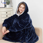 pull chauffant porté avec capuche bleu foncé, confort et chaleur au quotidien