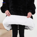 pull chauffant doublure noire avec intérieur blanc doux et chaud, gros plan