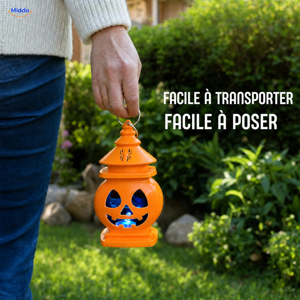 Adulte portant la lanterne d’Halloween PumpkinGlow™ par son anneau métallique