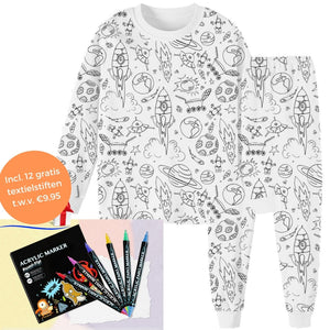 pyjama à colorier motif mission spatiale présenté avec les 12 feutres textiles inclus