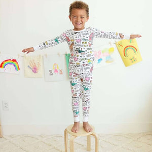 garçon souriant portant un pyjama à colorier motif ferme avec animaux colorés