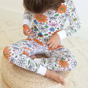 fille coloriant son pyjama à colorier motif fleurs avec des feutres textiles