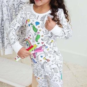 fille coloriant son pyjama à colorier motif licorne avec des feutres textiles
