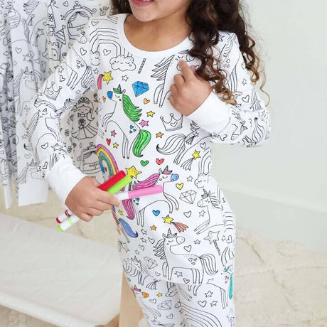fille coloriant son pyjama à colorier motif licorne avec des feutres textiles