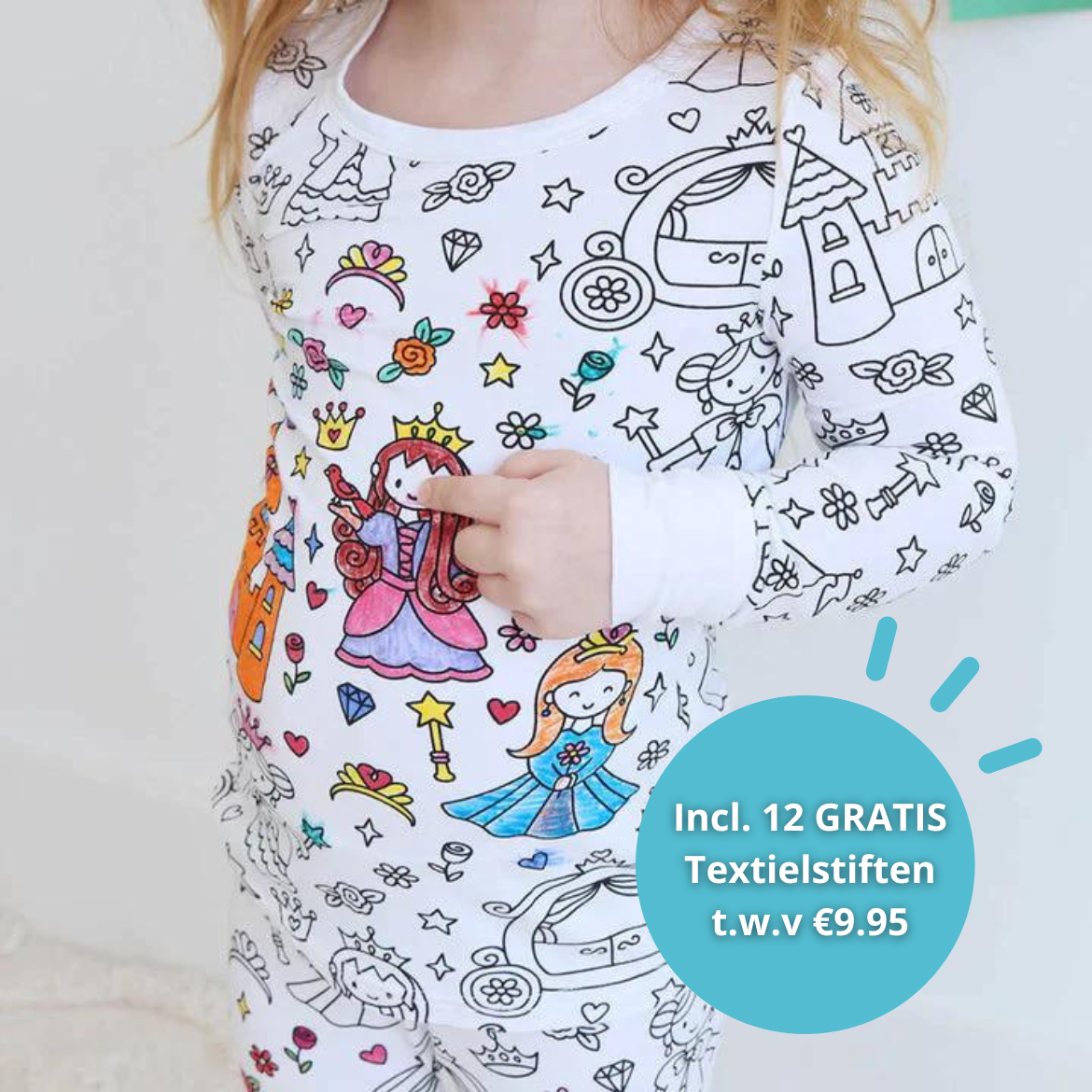 fille portant un pyjama à colorier motif princesse entièrement décoré avec des feutres textiles