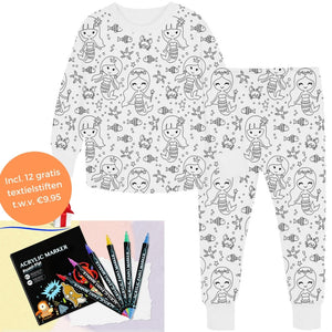 pyjama à colorier motif sirène présenté avec les 12 feutres textiles inclus dans le kit