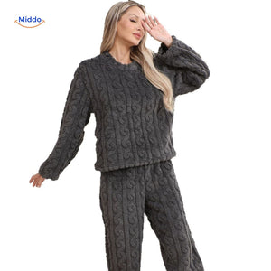 ensemble pyjama polaire bleu porté comme vêtement d'intérieur, doux et confortable
