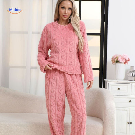 ensemble pyjama polaire rose porté en situation, chaud et confortable pour les soirées