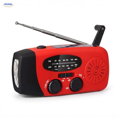 Radio d’urgence rouge, manivelle dépliée, panneau solaire et lampe