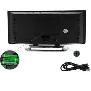 vue arrière du réveil numérique LED courbé montrant le compartiment piles et le port USB