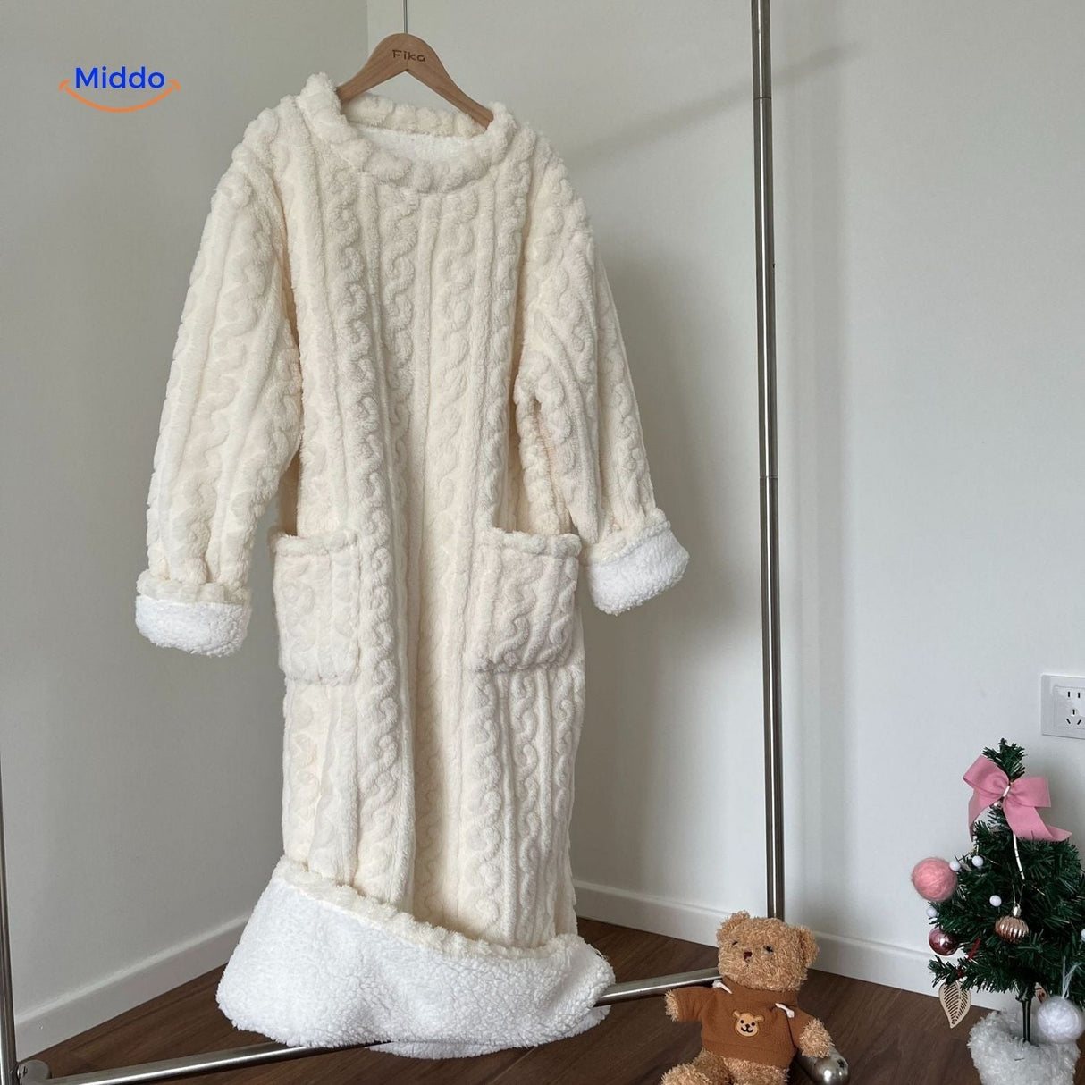 robe plaid blanche avec bordures sherpa et poches intégrées pour un confort tout en douceur