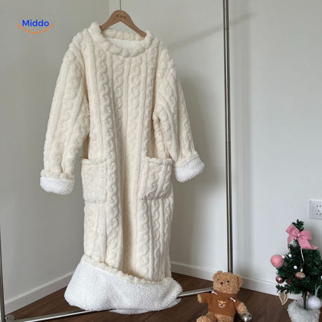 robe plaid blanche avec bordures sherpa et poches intégrées pour un confort tout en douceur