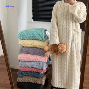 robe plaid polaire blanche présentée avec plusieurs options de coloris disponibles