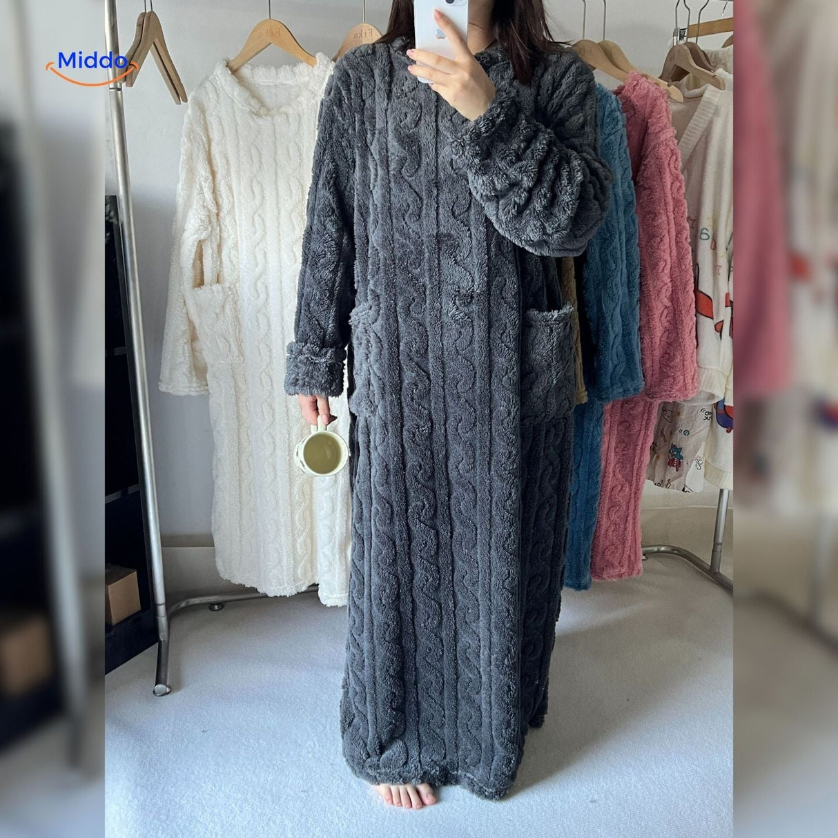 robe plaid gris foncé longue et résistante au froid, idéale comme vêtement d'intérieur hivernal