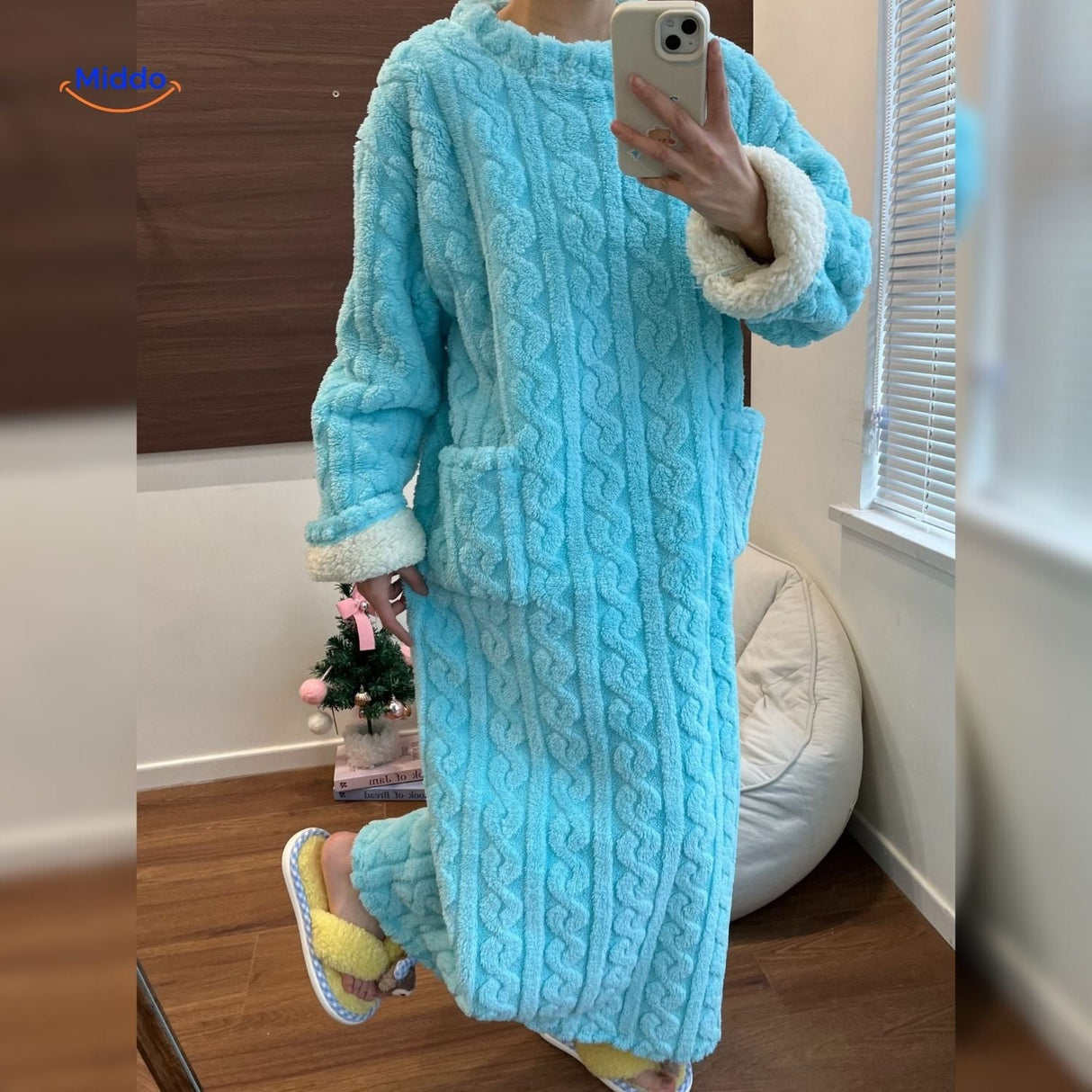 robe plaid turquoise avec finitions sherpa blanc, alliant style et chaleur pour l'hiver