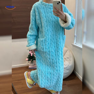 robe plaid turquoise avec finitions sherpa blanc, alliant style et chaleur pour l'hiver