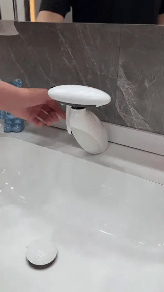 robinet extensible blanc monté sur plan vasque, vue en situation dans la salle de bain