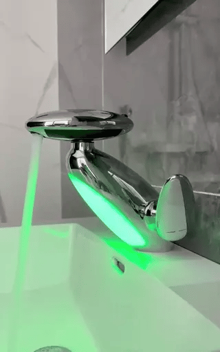 robinet extensible chrome avec éclairage LED vert monté sur plan vasque