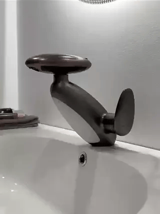 robinet extensible gris foncé élégant monté sur plan vasque de salle de bain