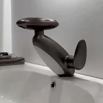 robinet extensible gris foncé élégant monté sur plan vasque de salle de bain