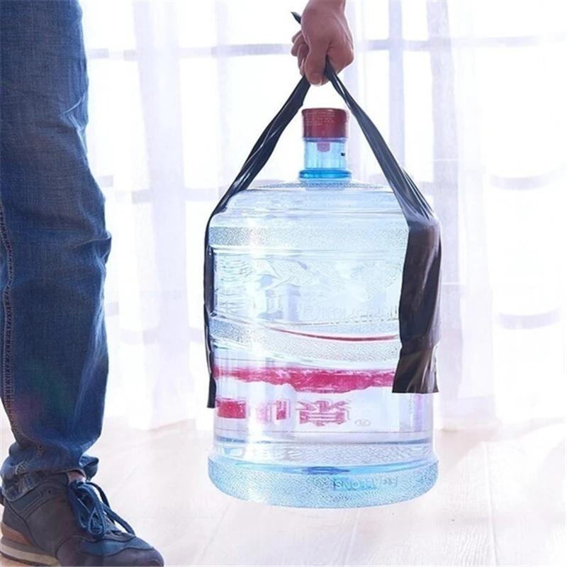 main soulevant une bouteille d'eau grâce au ruban étanche noir appliqué en poignée
