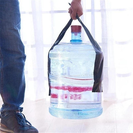 main soulevant une bouteille d'eau grâce au ruban étanche noir appliqué en poignée