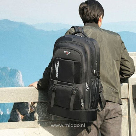 sac à dos de voyage 65l porté par un homme lors d'une randonnée en plein air