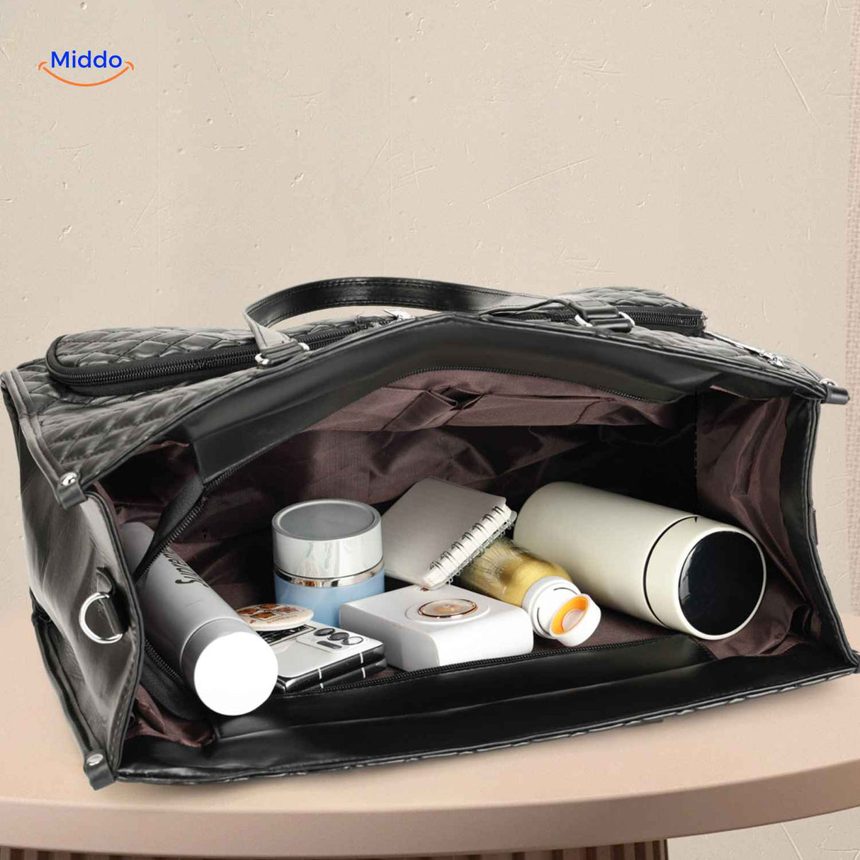 sac à main noir grand volume avec plusieurs compartiments pour ranger toutes vos affaires