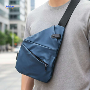 sac bandouliere bleu unisexe porté en style urbain dans la rue