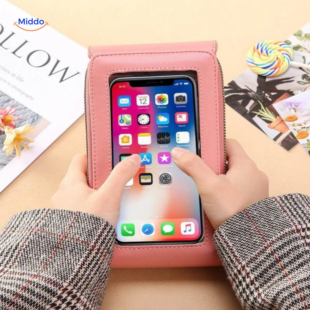 sac bandoulière compact avec dos à écran tactile intégré, vue de la fonctionnalité
