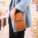 sac bandoulière à écran tactile jaune porté par une femme en situation