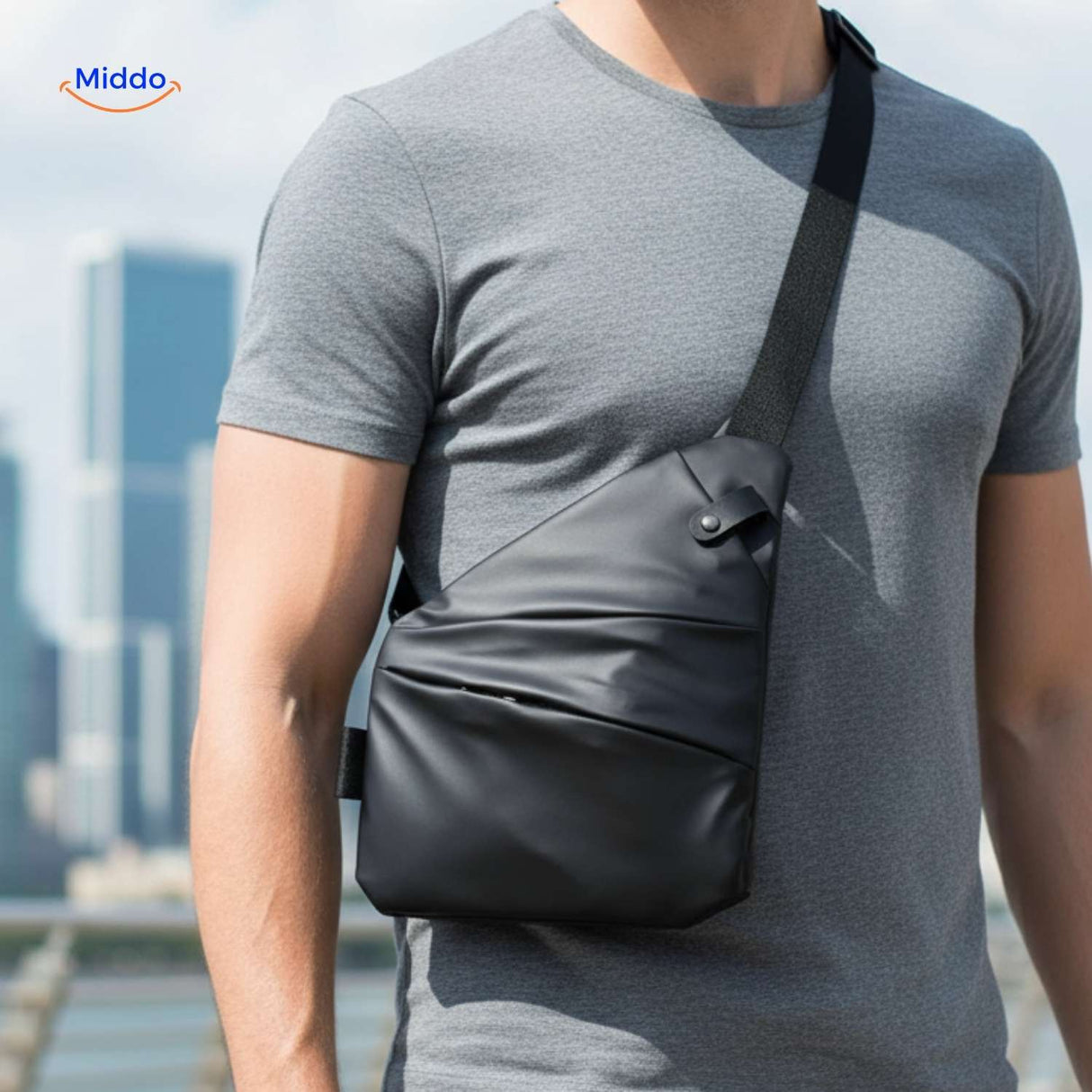 sac bandouliere unisexe noir porté en sling bag avec une chemise grise