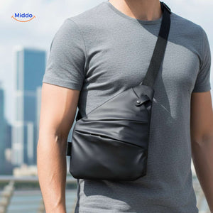 sac bandouliere unisexe noir porté en sling bag avec une chemise grise