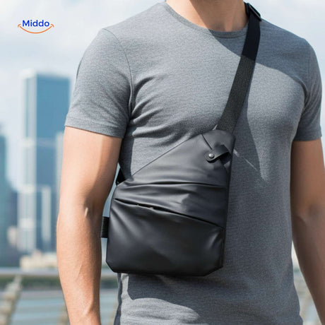 sac bandouliere unisexe noir porté en sling bag avec une chemise grise