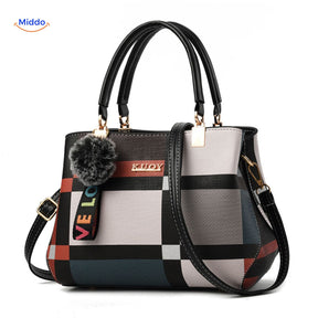 sac à main avec pompon à franges dans des teintes pastels douces