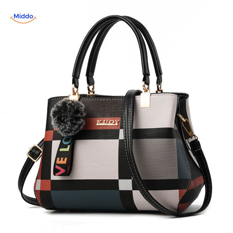 sac à main avec pompon à franges dans des teintes pastels douces