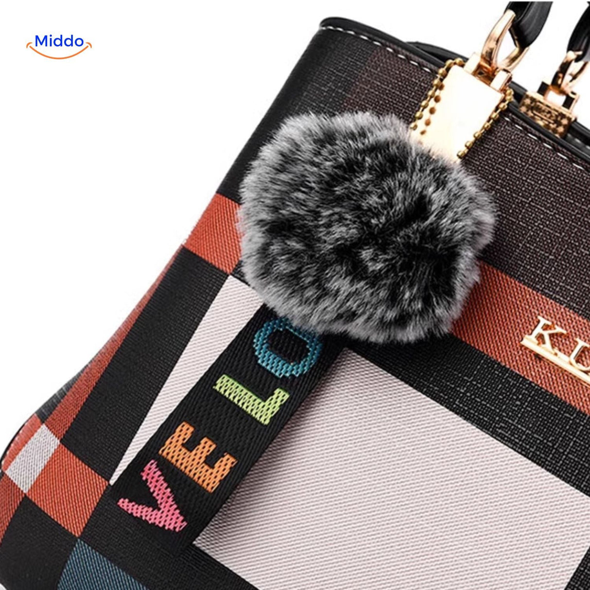 détail du pompon et du motif rayé sur le sac à main, finition élégante