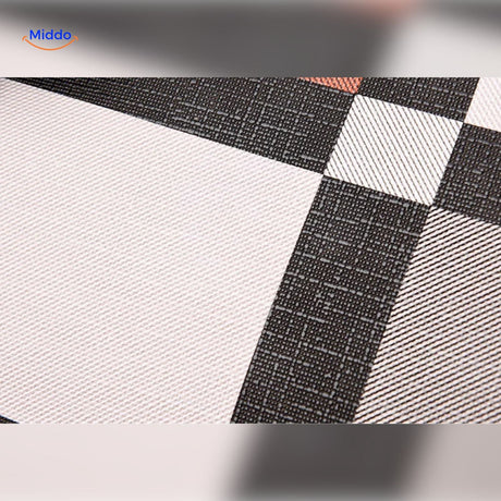 gros plan sur la texture rayée du sac cabas, motif géométrique raffiné