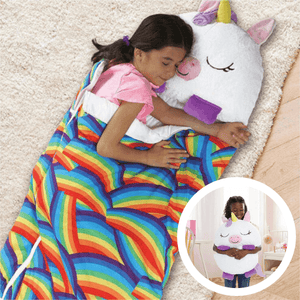 enfant glissé dans son sac de couchage peluche arc-en-ciel pour pyjama party