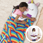 enfant glissé dans son sac de couchage peluche arc-en-ciel pour pyjama party