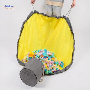 sac zippé à moitié rempli de jouets variés pour enfants
