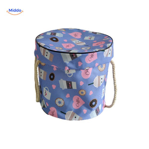 sac zippé bleu avec guide des dimensions affiché, coloris bleu enfant