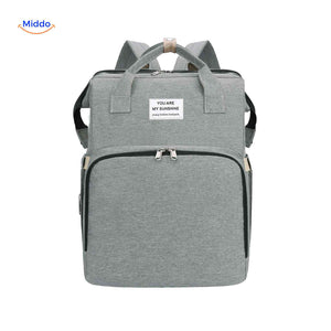 sac à langer gris tendance avec look moderne, indispensable pour les parents branchés