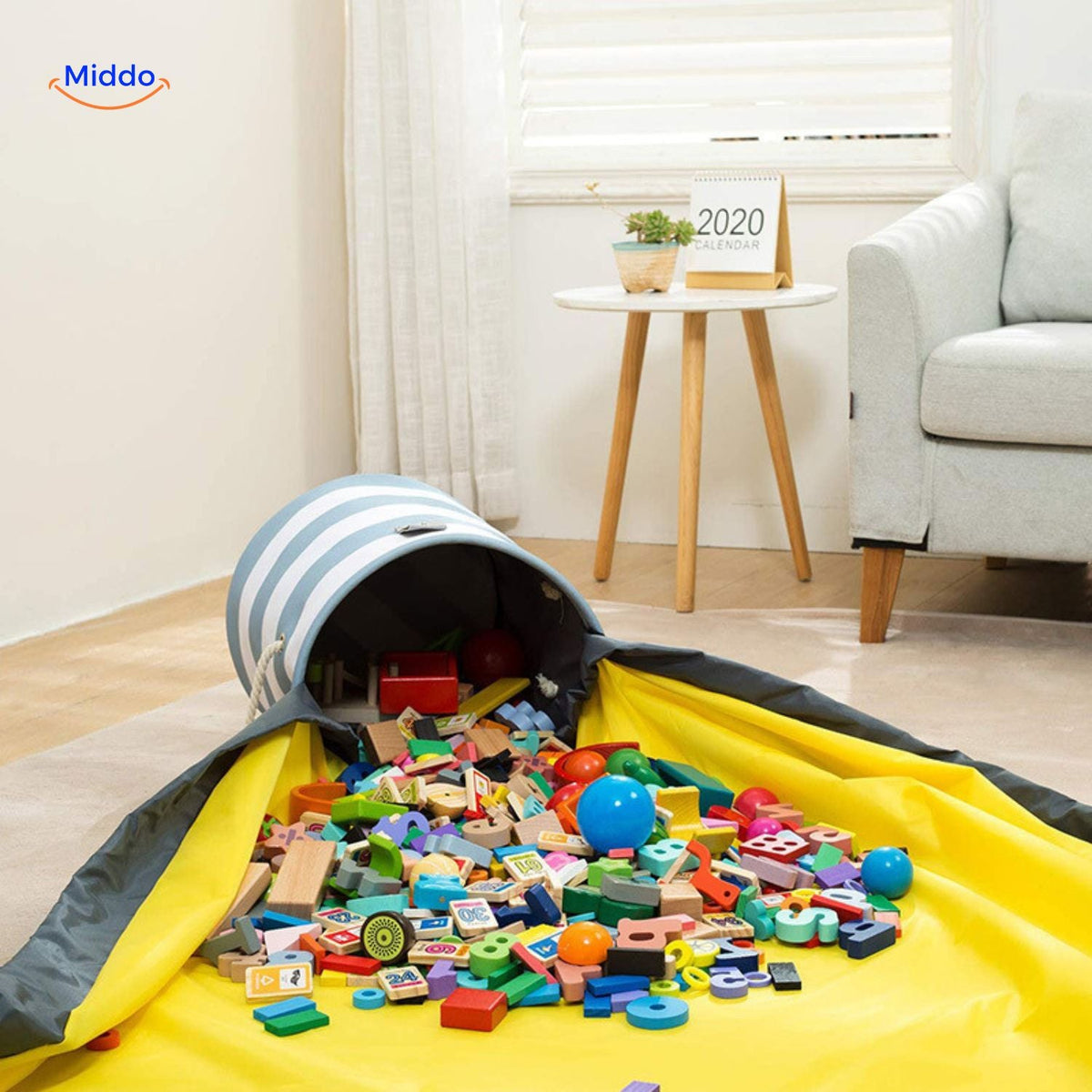 sac zippé rangement jouets ouvert dans le salon avec un ensemble de jeu autour