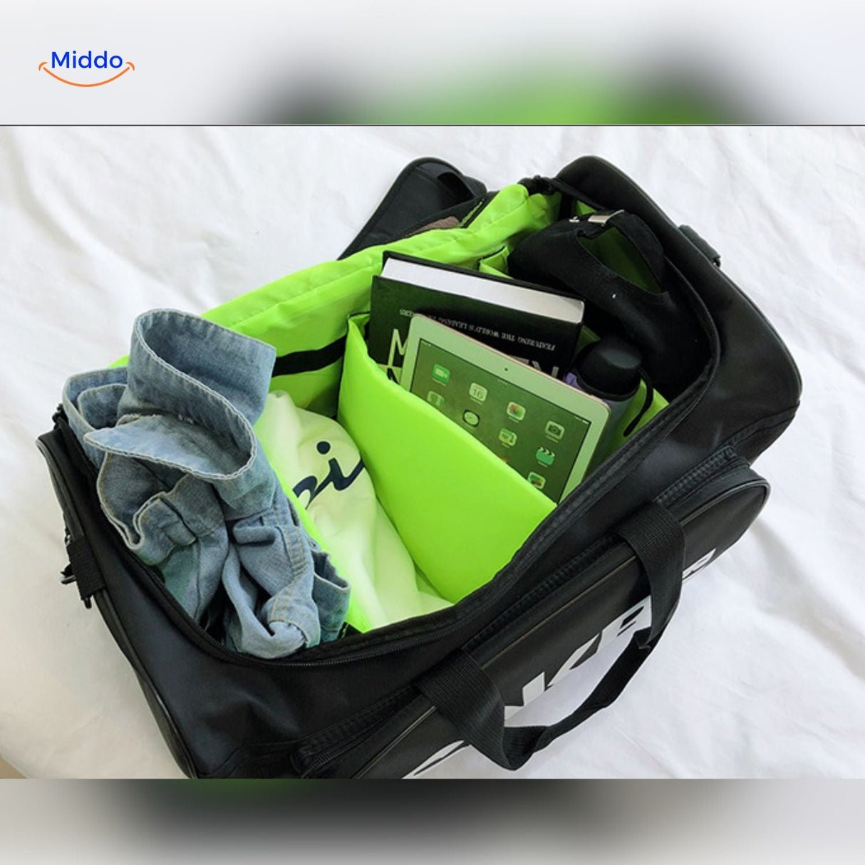 compartiment interieur vert du sac de voyage rempli de vetements, organisation pratique
