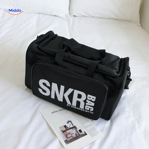 gros plan sur les details du sac de sport : coutures, logo et finitions soignees