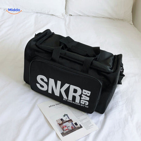 gros plan sur les details du sac de sport : coutures, logo et finitions soignees