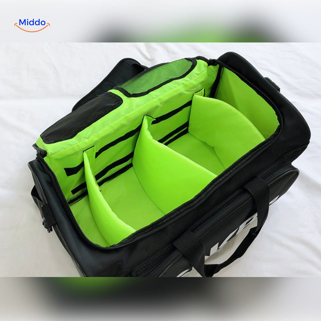 poche interieure vert clair du sac de sport, separation des affaires propres et sales