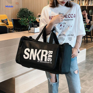 personne en t-shirt blanc portant le sac de sport et de voyage en situation